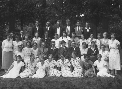 Jan Hieminga met een koor. Geertje Veldstra rechts voor.
