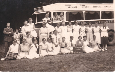 Geertje met Chr. Meisjesvereniging 'Dorcas', uitje Bergen in 1933.
