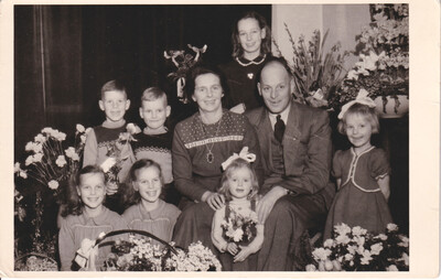 Frank Hieminga en Trijntje Wolzak met kinderen.
