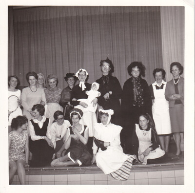 Theateruitvoering.... Geertje is herkenbaar en Annemarie v. Gugten (2e van links vooraan).
