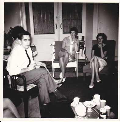 Bill en Nelly Kamphuis op bezoek in Scheveningen.
