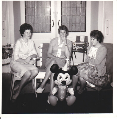 Nelly Kamphuis en andere familie in de Doornstraat.
