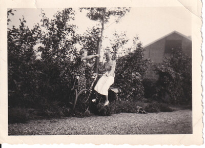 Geertje op de fiets, Sjoukje daarnaast.

