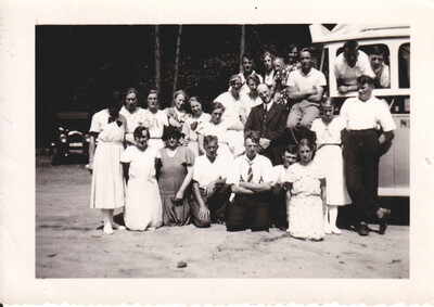 Jan Hieminga met koor, Geertje 4e van links achter.
