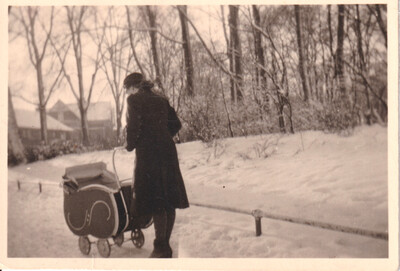 Winter 1942 (zie andere foto)? Wellicht Trijntje de Vries achter de kinderwagen?
