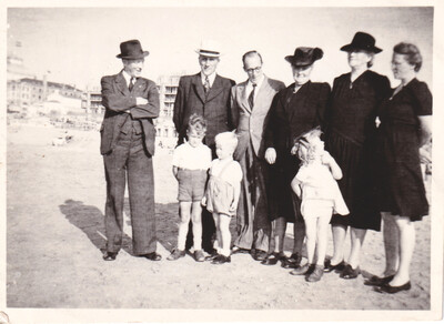 Familiebezoek Scheveningen, Jan Hieminga, Trijntje de Vries en de Guldemonds bij Bouwe en Geertje en drie kinderen.
