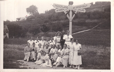 Geertje achteraan, derde van links.
