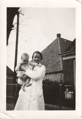 Trijntje Wolzak met kind in De Knipe.
