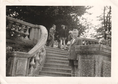 Waling, met rest van familie op achtergrond.
