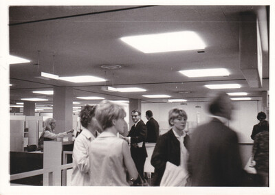 Jan Hieminga op Schiphol, vertrek naar Canada 1967?
