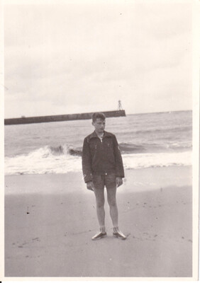 Juli 1955. Jan Hieminga op strand Scheveningen?
