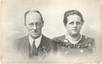 Scan-150505-0001
Jan Hieminga en Klaaske v/d Laan. Dit is een samengestelde foto en combineert een foto van Jan van 31 maart 1942 met een foto van Klaaske van een zangersfeest in 1935. Klaaske overleed een dag na Jan's afscheid op de school, op 1 april 1942.
