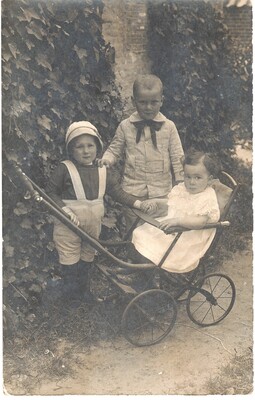 Scan-150505-0068
Frank, Bouwe en Minnie Hieminga.
