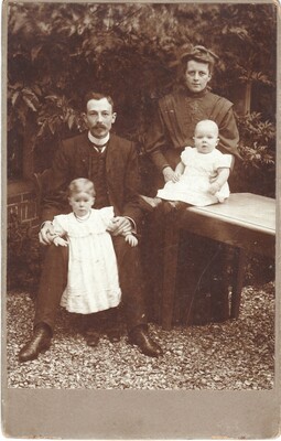 Scan-150505-0070
Jan Hieminga en Klaaske v/d Laan met Rinskje en Wiepke
