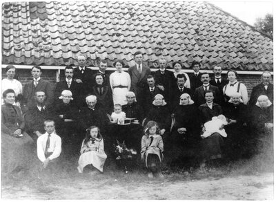 Families_deVries_Veldstra
Families de Vries en Veldstra, jaartal rond 1916 of 1918 (een van de baby's is Roelof of Geertje Telgenhof). Zie scan voor namen bij deze foto.

