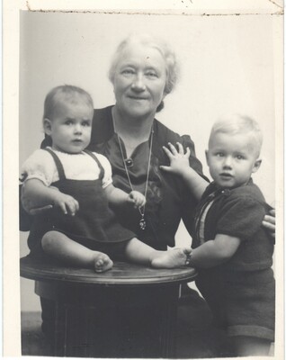 Scan-150505-0018
Trijntje de Vries met Jan en Tineke Hieminga.
