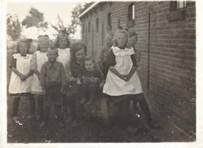 Scan-150505-0087
Familie Veldstra ongeveer 1924-1925? Sjoukje 3e van links? Helemaal rechts Geerte en Jitze. Op 2e boerderij te Ouwsternijega.
