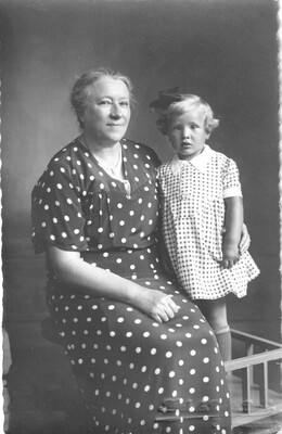 Trijntje de Vries met Trijntje (Tine) Veldstra
