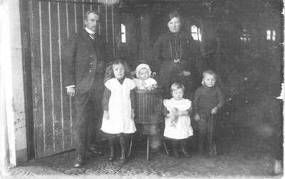 scan0100
Familie Veldstra op oude boerderij in Oldetrijne rond 1915/1916.
