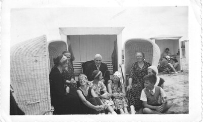 scan0109
Geertje Veldstra? en Trijntje de Vries. Met Chris Guldemond.
