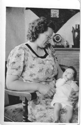 Joekje Veldstra met Bea(?)
