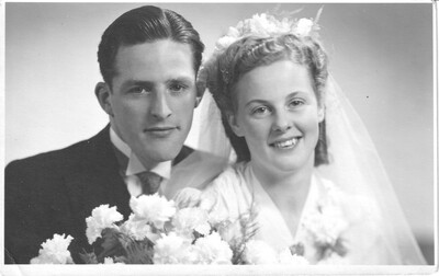 scan0030
Rikus v/d Weij en Rinske Hieminga. Op de achterkant staat 17 juli 1946 geschreven.
