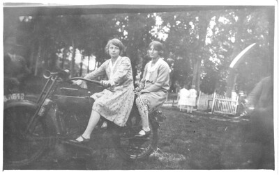 scan0032
Geertje Veldstra met vriendin?
