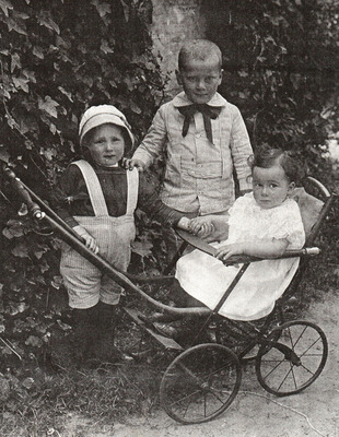 Frank en Bouwe Hieminga met Mintje (Minnie)? Rond 1916/1917.
