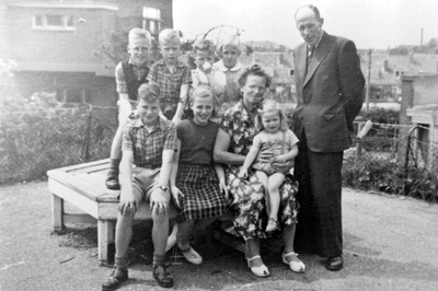 Rond 1950 bij het duintje in Scheveningen?

