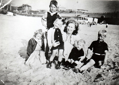 Op het strand in Scheveningen, rond 1955.
