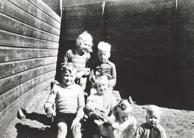 Rond 1955 in de tuin.
